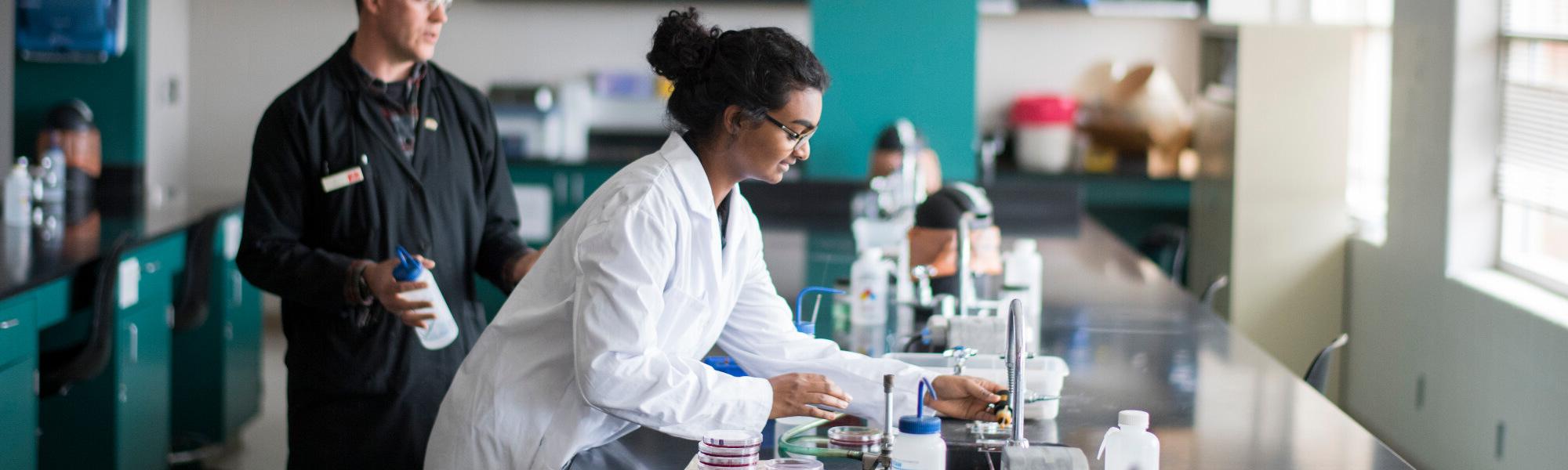 Image of Biomedical Science undergraduate student in a GVSU lab.
